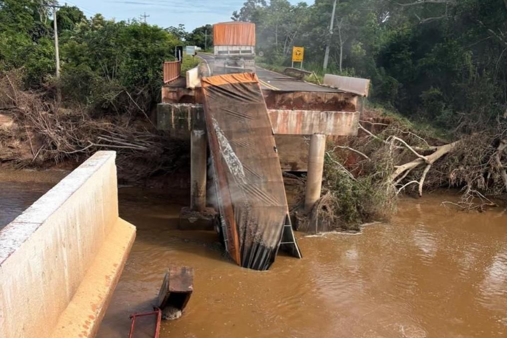 Parte de carreta cai em rio após ponte ceder na MS-080