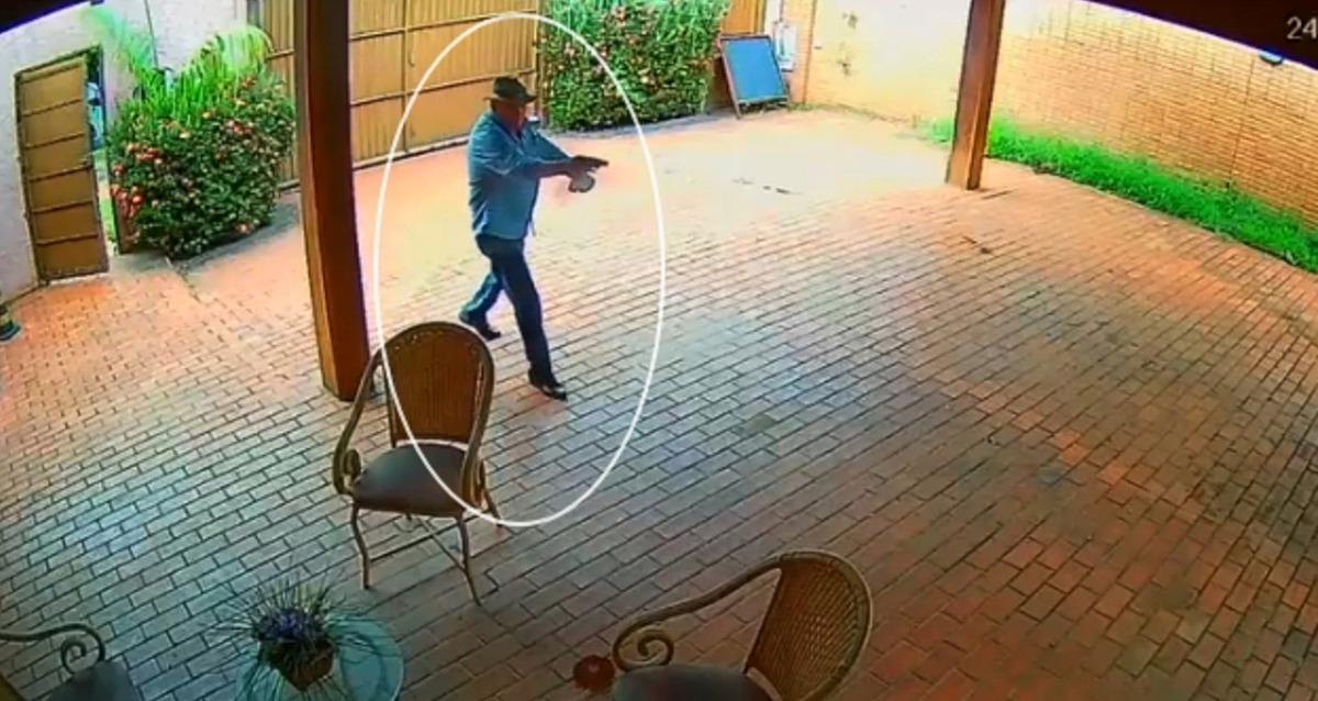 Câmeras registram Bernal invadindo imóvel com arma e sem chance de reação