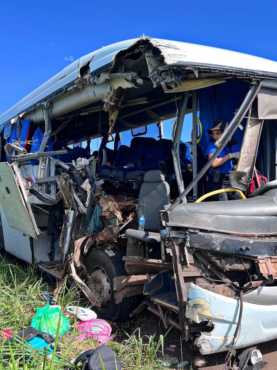 Colisão entre ônibus e carreta mata duas mulheres e fere dois na BR-267