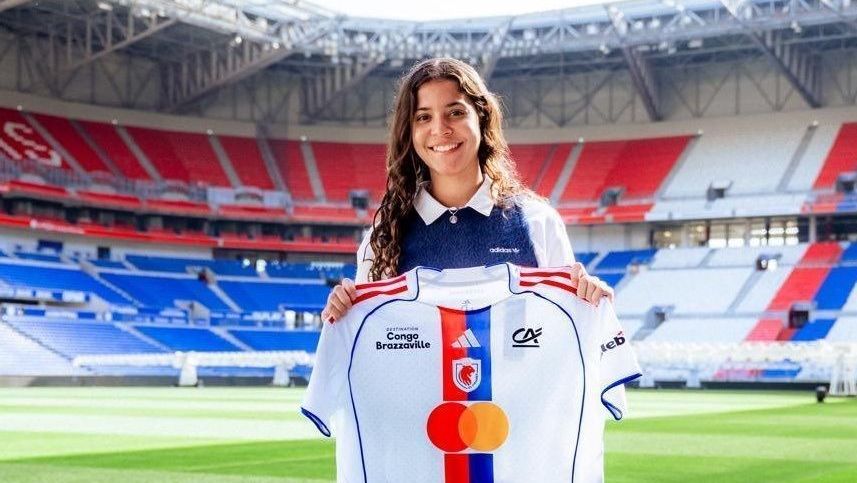 Lyon anuncia promessa brasileira de 16 anos que já jogou em time masculino