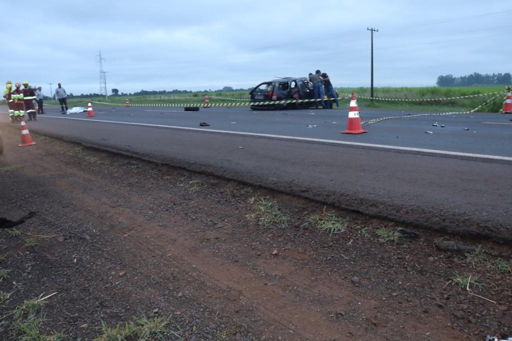 Motorista capota carro lotado de cigarros eletrônicos e morre ao ser atropelado