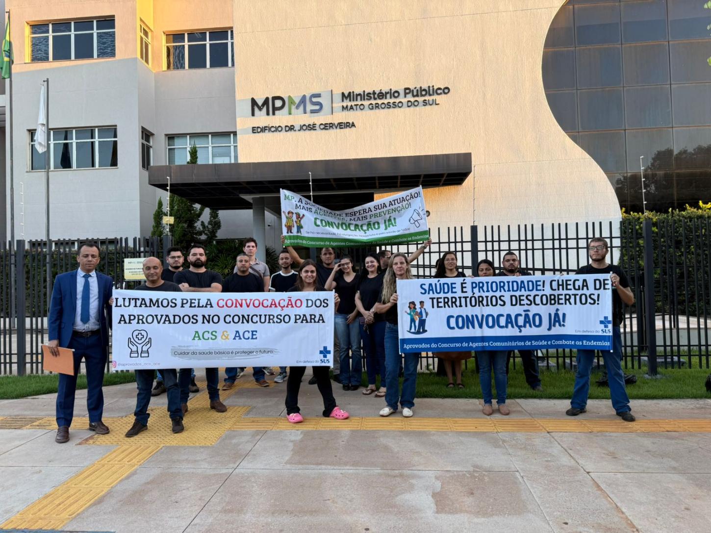 Grupo esteve presente no Ministério Público de Dourados
