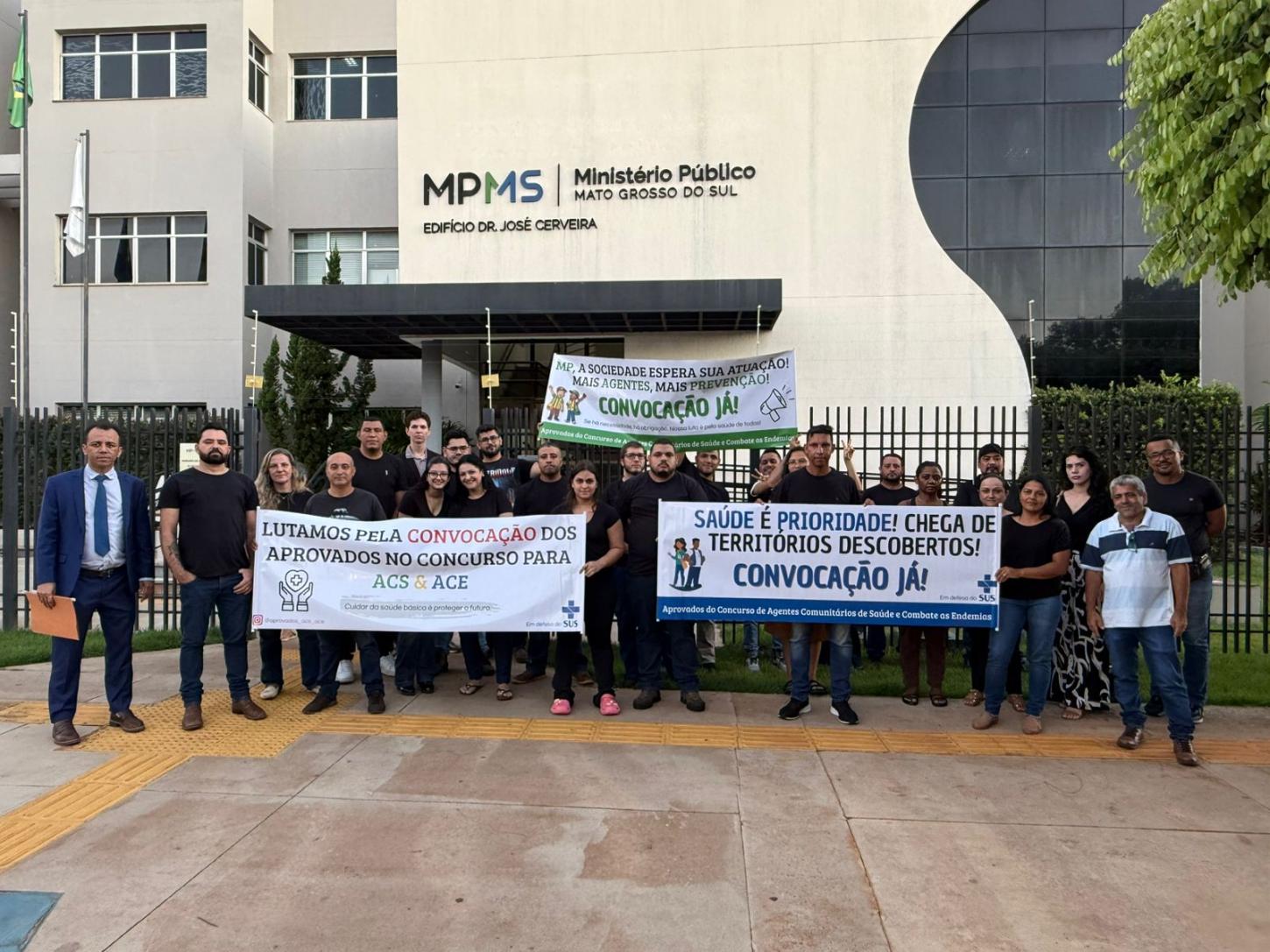 Grupo esteve presente no Ministério Público de Dourados
