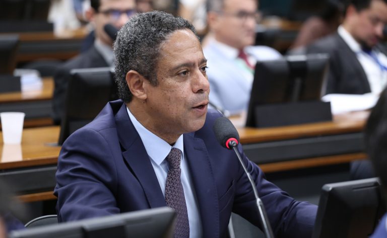 Projeto prevê salário mínimo para estagiários e cria sistema de cotas