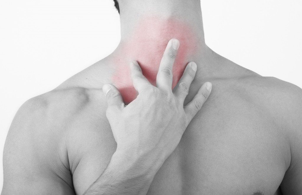 Ardência persistente no peito é sinal de alerta para refluxo