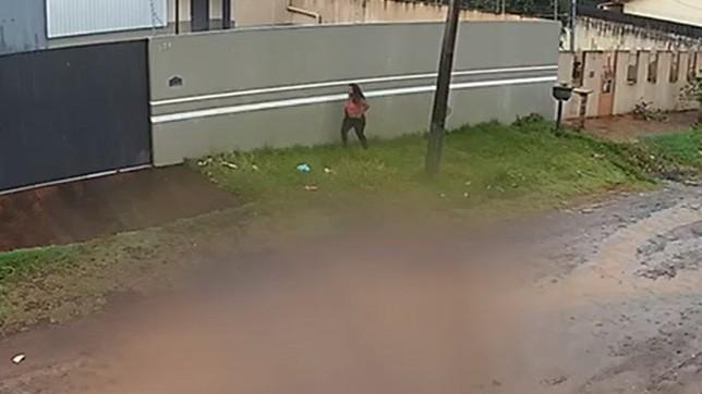 Câmera de segurança flagra esposa de PM pulando muro para pedir ajuda