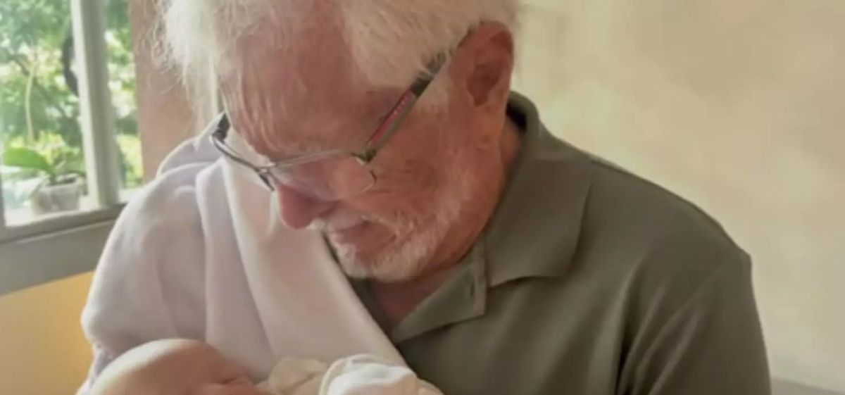 Carlos Alberto de Nóbrega compartilha foto com bisneto: “Os dois chorando”