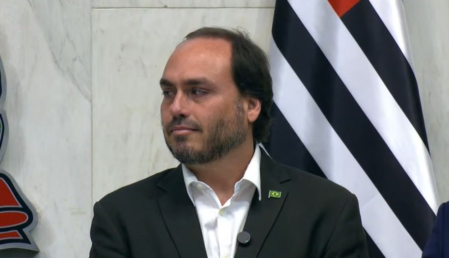 Carlos Bolsonaro ameaça membros do PL que “não apoiam” Flávio