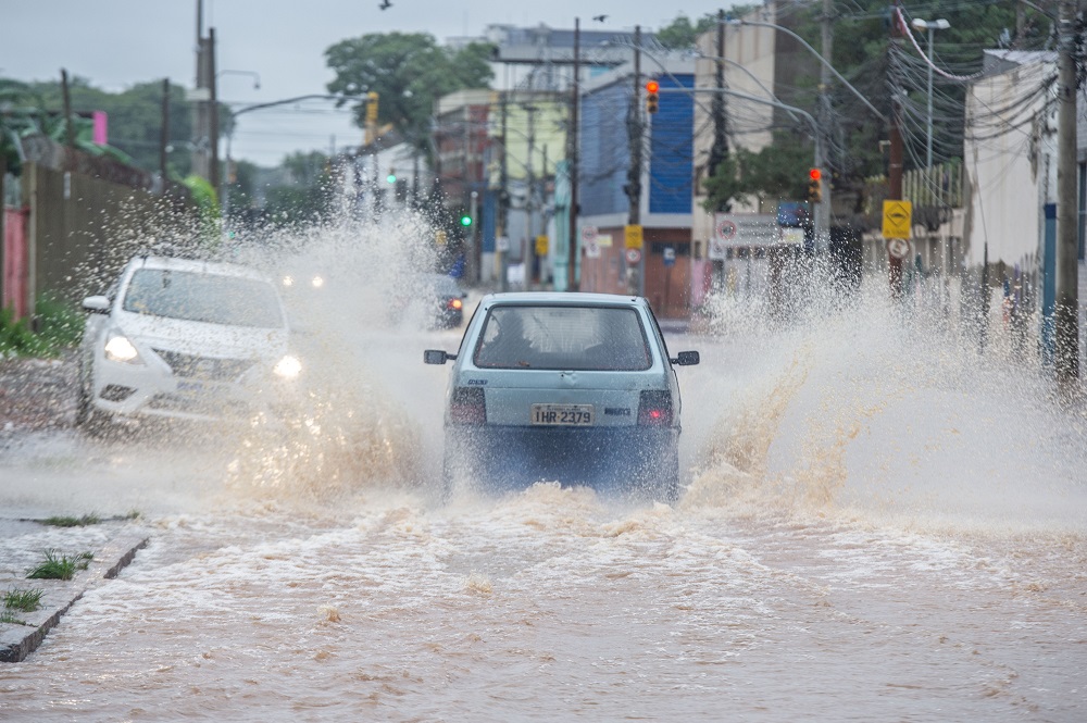 Carro alagado: o que nunca fazer se o motor morrer na enchente