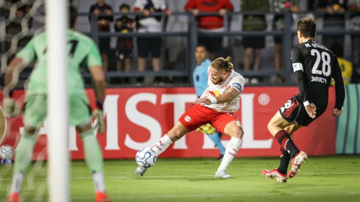 Com pênalti perdido e expulsão, Bragantino sofre derrota para o River Plate