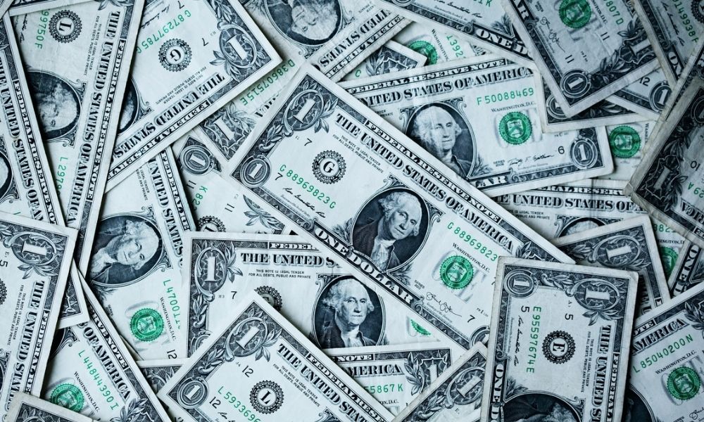 Dólar cai, renova mínima e fecha a sexta-feira a R$ 4,98 com a reabertura Ormuz