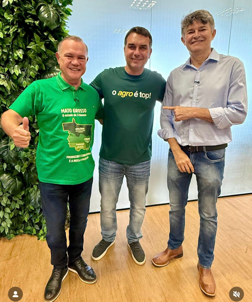 Em feira em Mato Grosso, Flávio Bolsonaro usa camiseta “o agro é top” e mira 2026