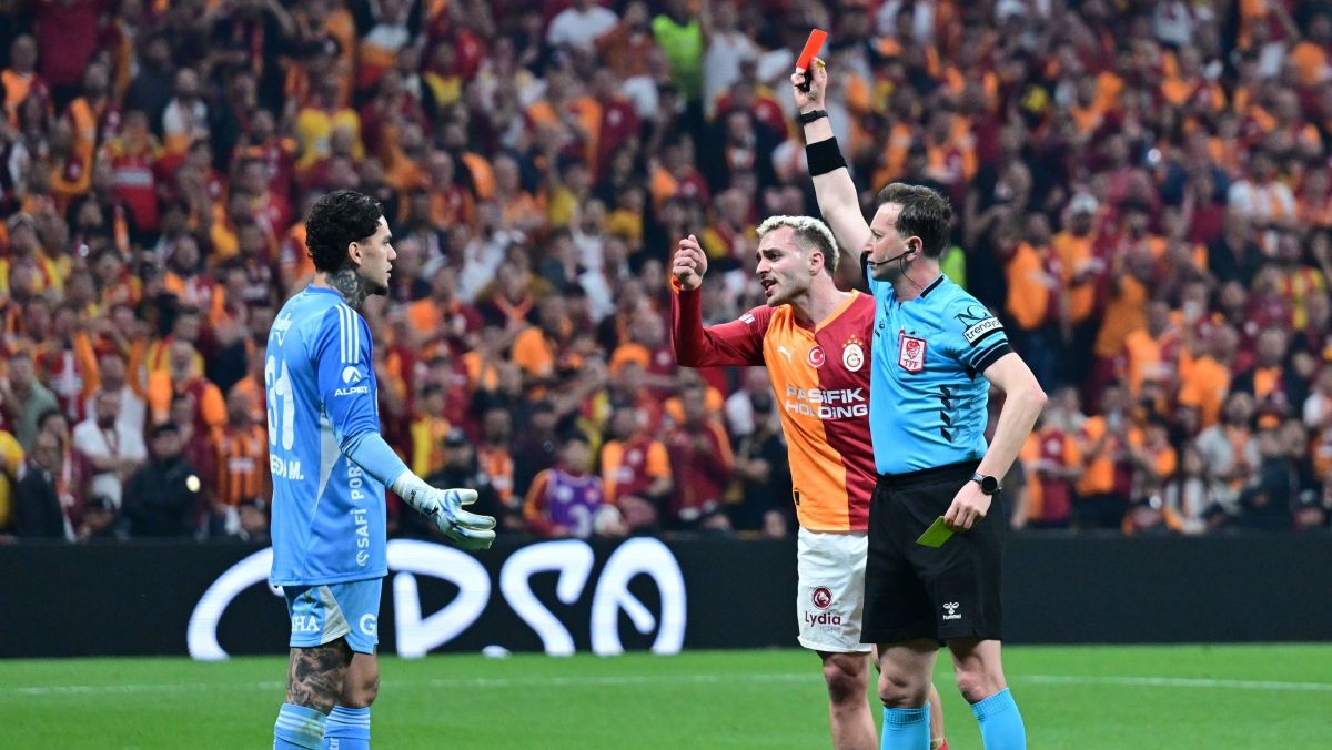 Goleiro da Seleção é expulso e soca cabine do VAR em clássico turco