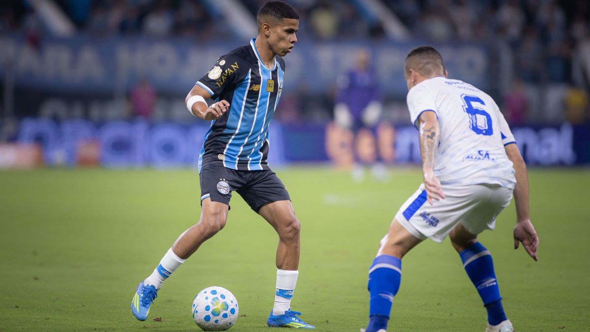 Grêmio aproveita expulsão, bate Confiança e sai na frente na Copa do Brasil