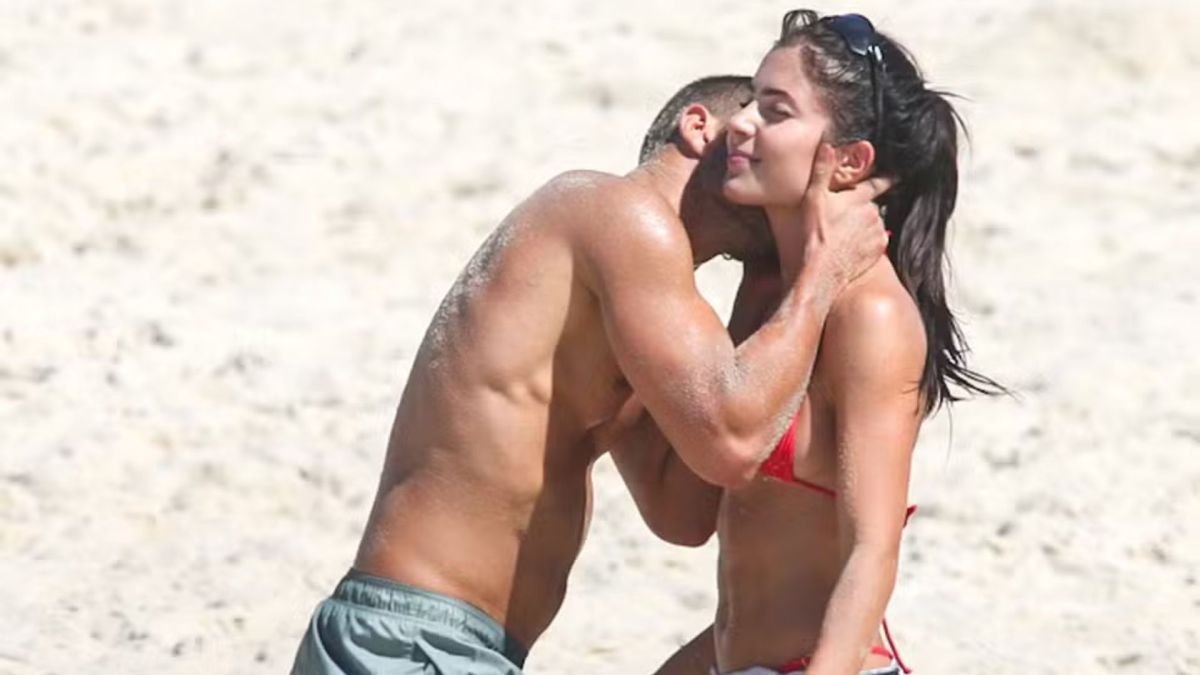 Jade Picon ganha beijo no pescoço de André Lamoglia em flagra na praia