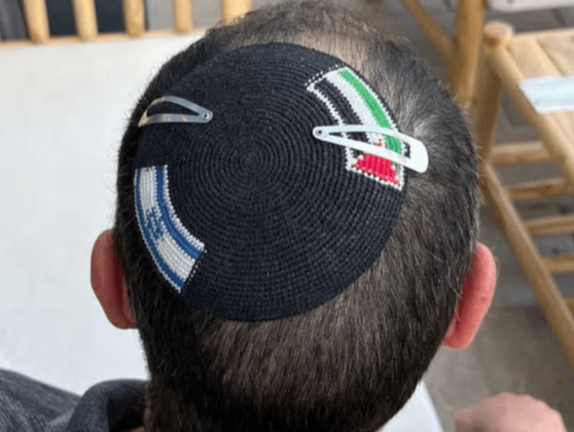 Judeu é preso em Israel por usar quipá com bandeiras israelense e palestina