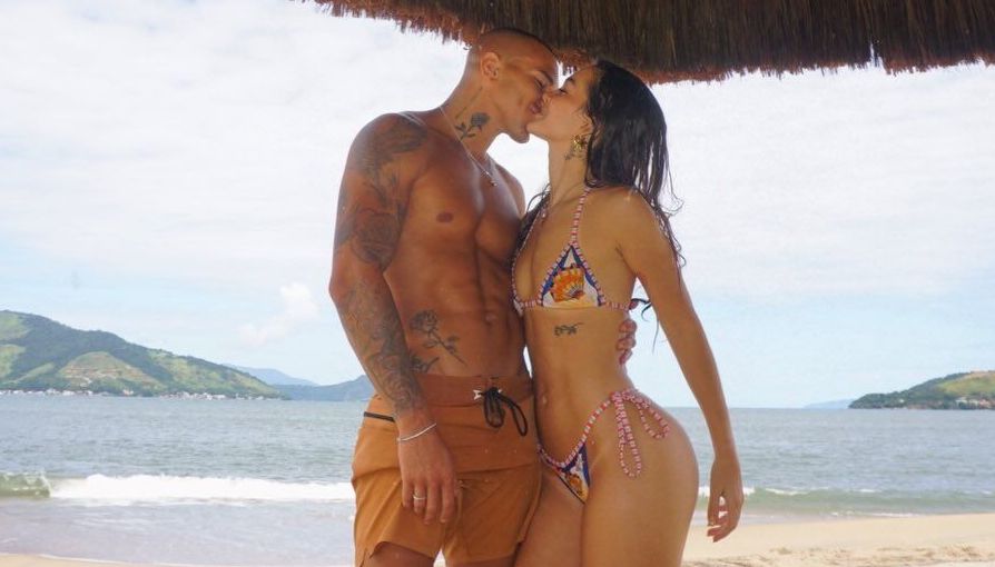 Mel Maia posa ao lado do namorado em praia no Rio; veja