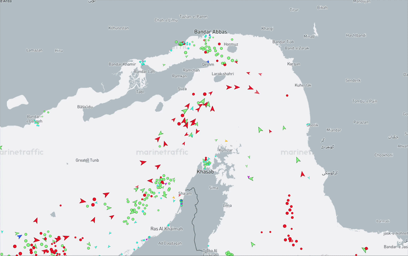 Navios-tanque são vistos no Estreito de Ormuz em meio a bloqueio naval
