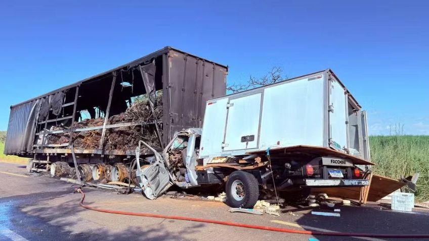 Pai e filho morrem após caminhonete com queijo bater em carreta em Minas Gerais