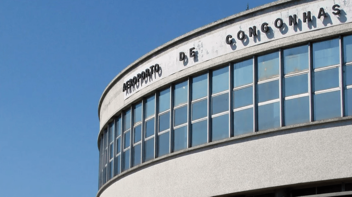 Pista do Aeroporto de Congonhas fecha após avião colidir com pássaro