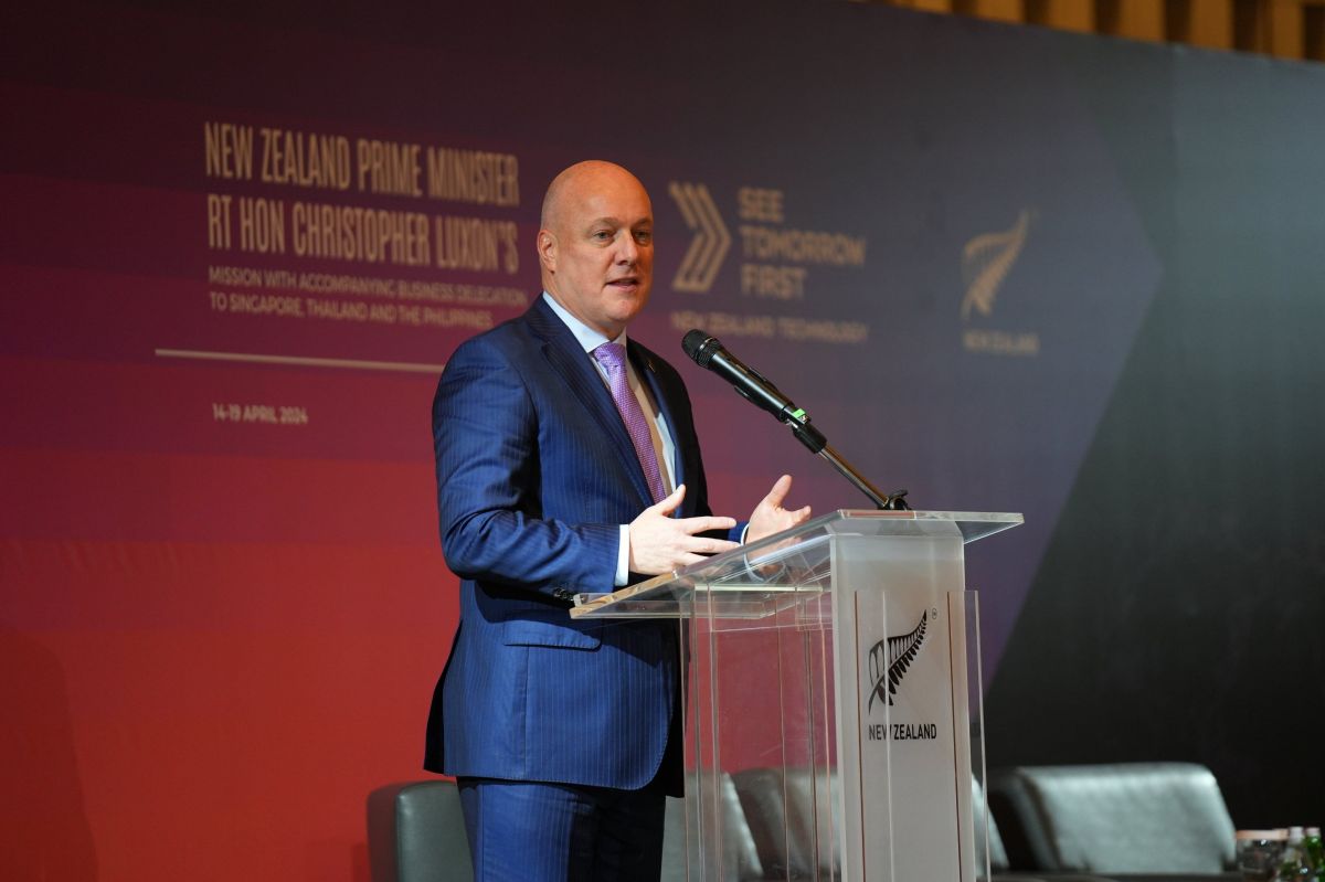 Premiê da Nova Zelândia conquista voto de confiança e permanece no governo