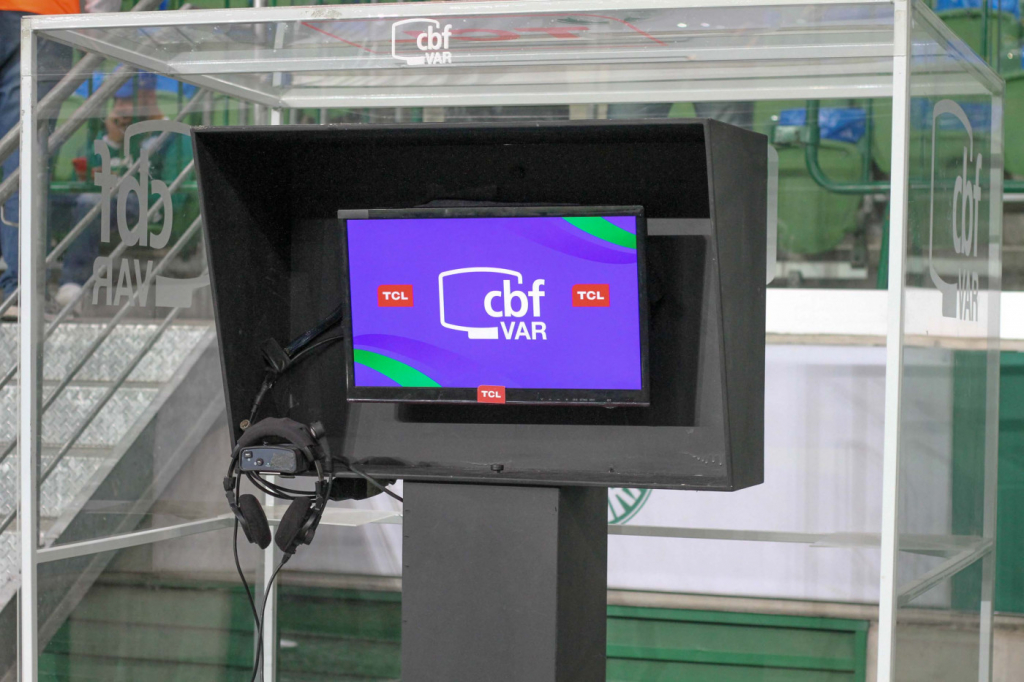 Puxão de Cabelo × Mão na Genitália: o VAR está mudando o futebol