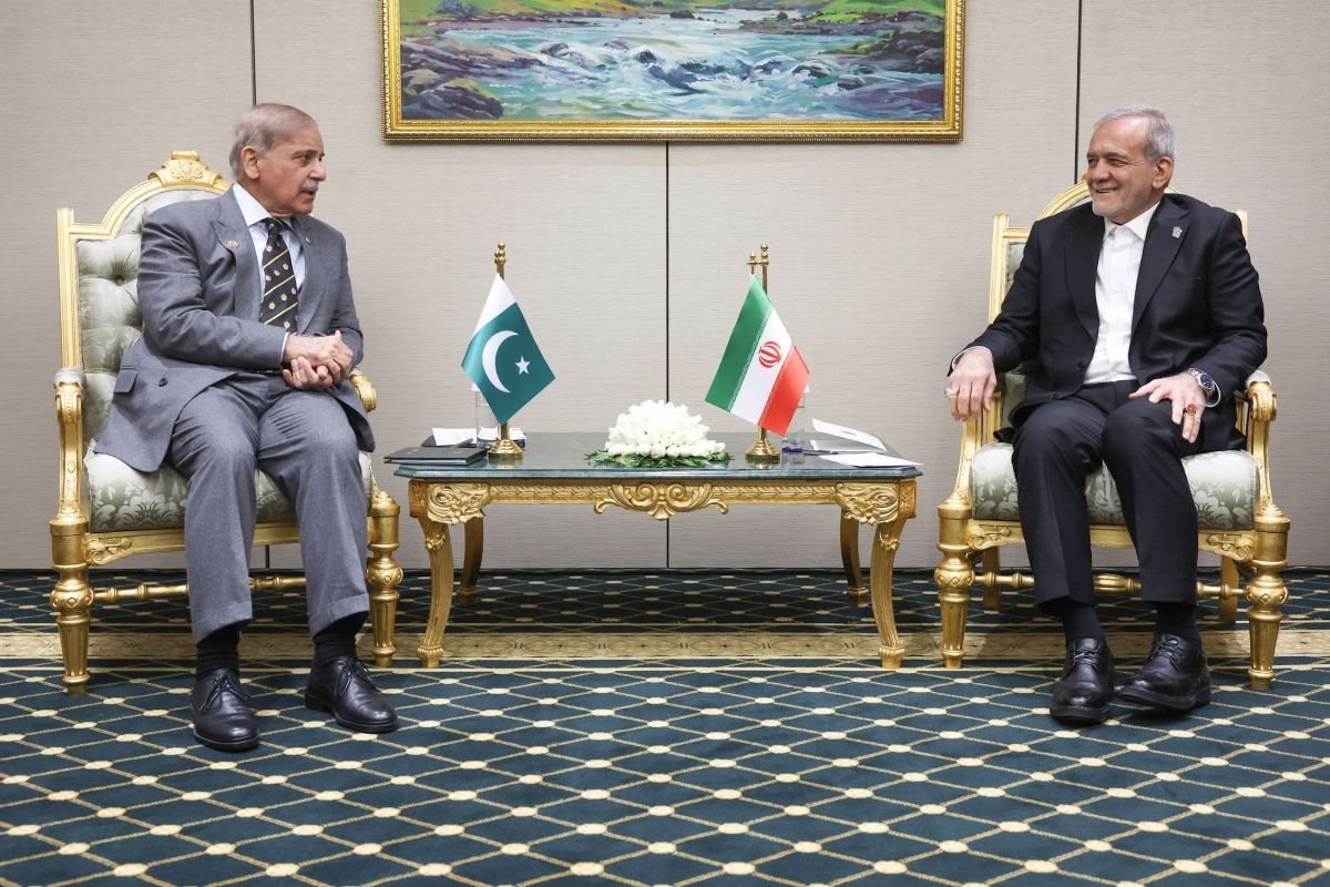 Sem citar negociações, premiê do Paquistão conversa com presidente do Irã