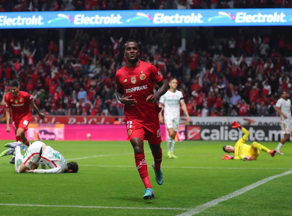 Toluca denuncia ataques racistas contra brasileiro Helinho