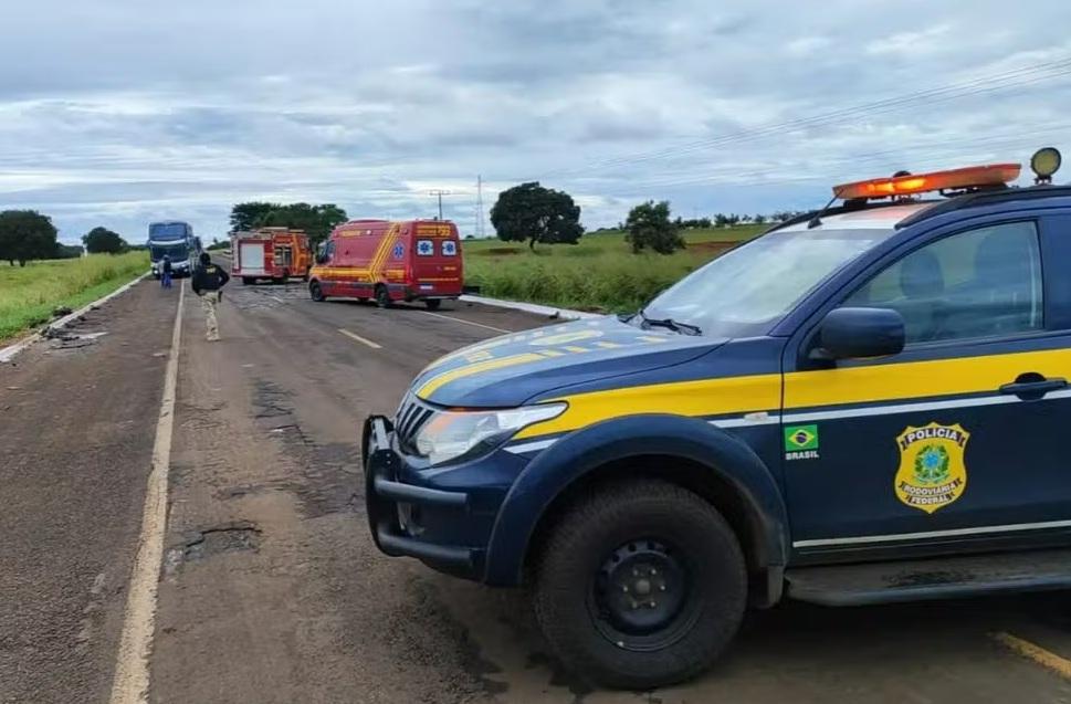 Acidente entre ônibus e carro deixa dois mortos e 12 feridos em rodovia de MS