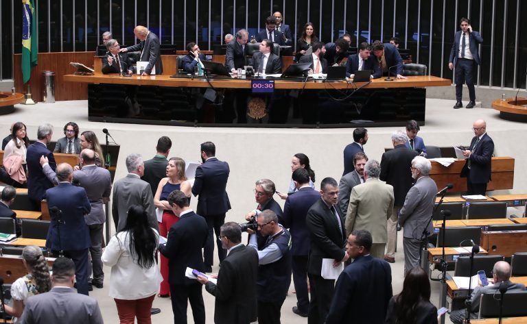 Câmara aprova, em 1º turno, PEC que acaba com escala 6×1; votação segue