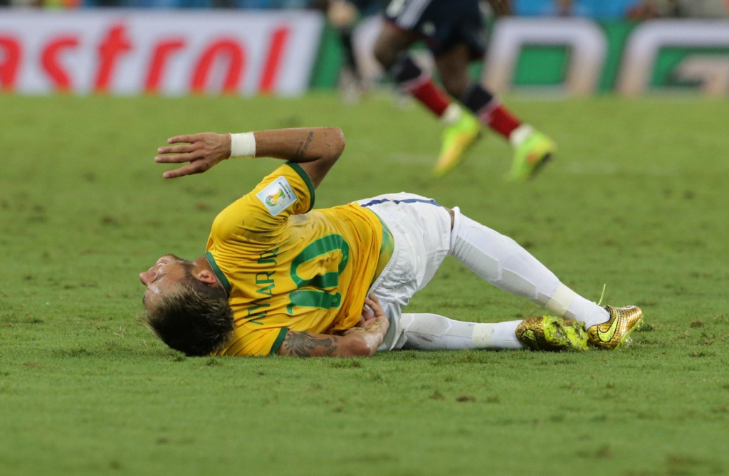 Como foi a fratura na vértebra de Neymar na Copa do Mundo de 2014 e qual foi o tempo de recuperação