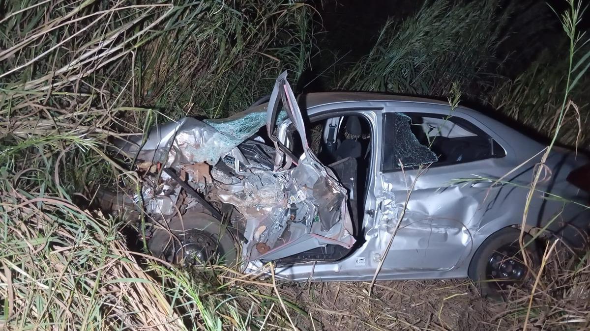 Criança de 8 anos fica em estado grave após carro bater em carreta e capotar na BR-060