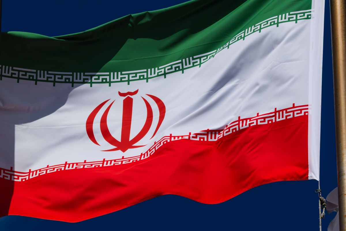 Irã lança mísseis contra “alvos específicos”, diz mídia iraniana