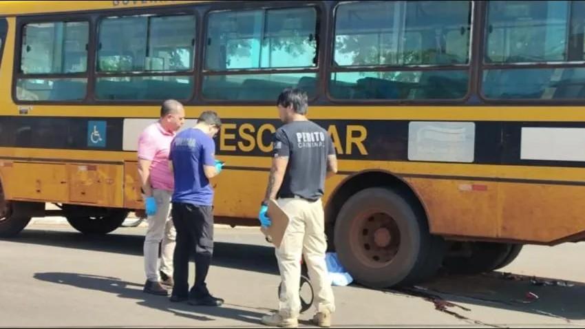 Motociclista colide com ônibus escolar e morre em avenida