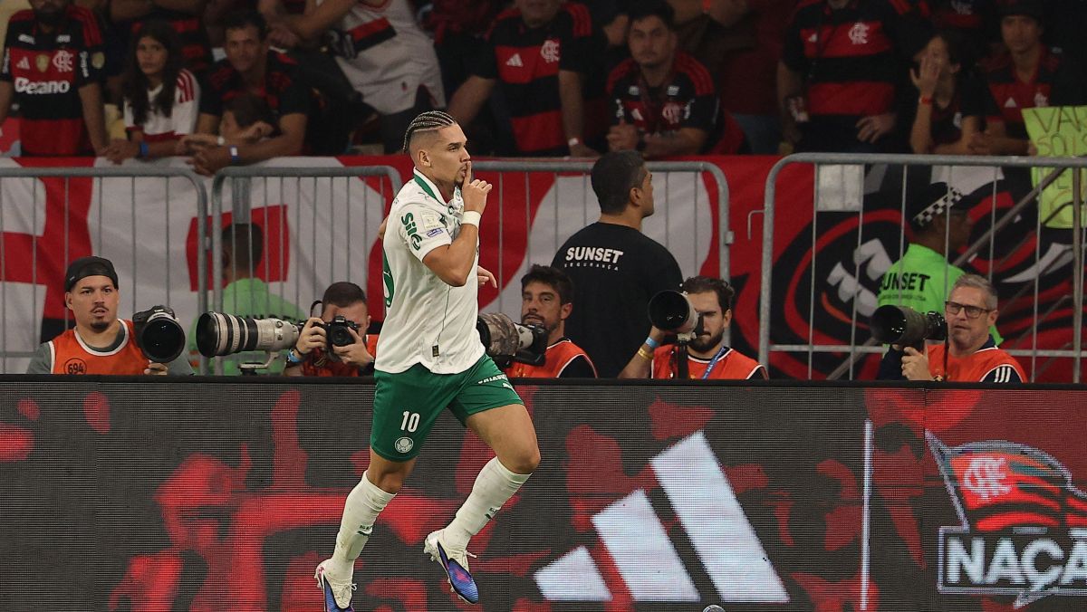 Paulinho marca terceiro gol do Palmeiras e fecha vitória contra Flamengo