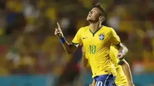 Relembre como foi a fratura de Neymar na Copa de 2014 e sua recuperação