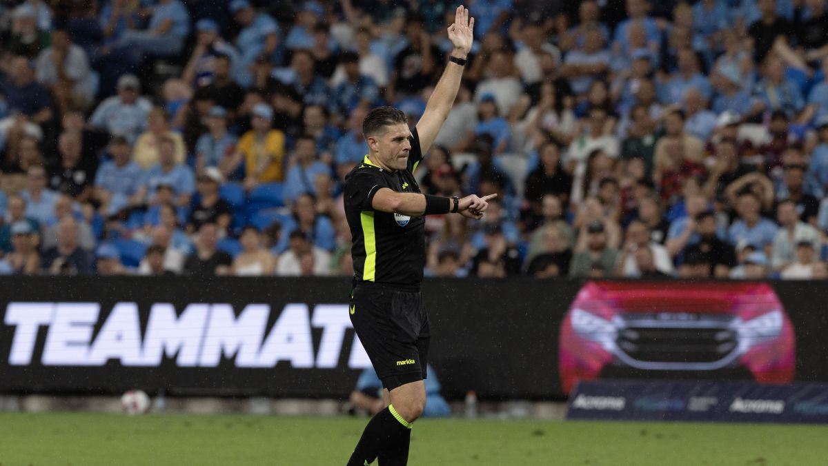 Árbitro australiano nega gesto supremacista na Copa: “Espasmo involuntário”