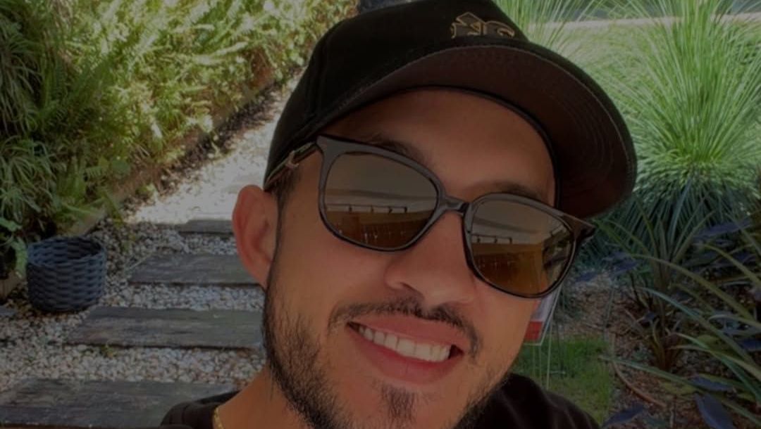 Cantor Grelo revela origem do nome e cogita mudança: “Sou muito família”