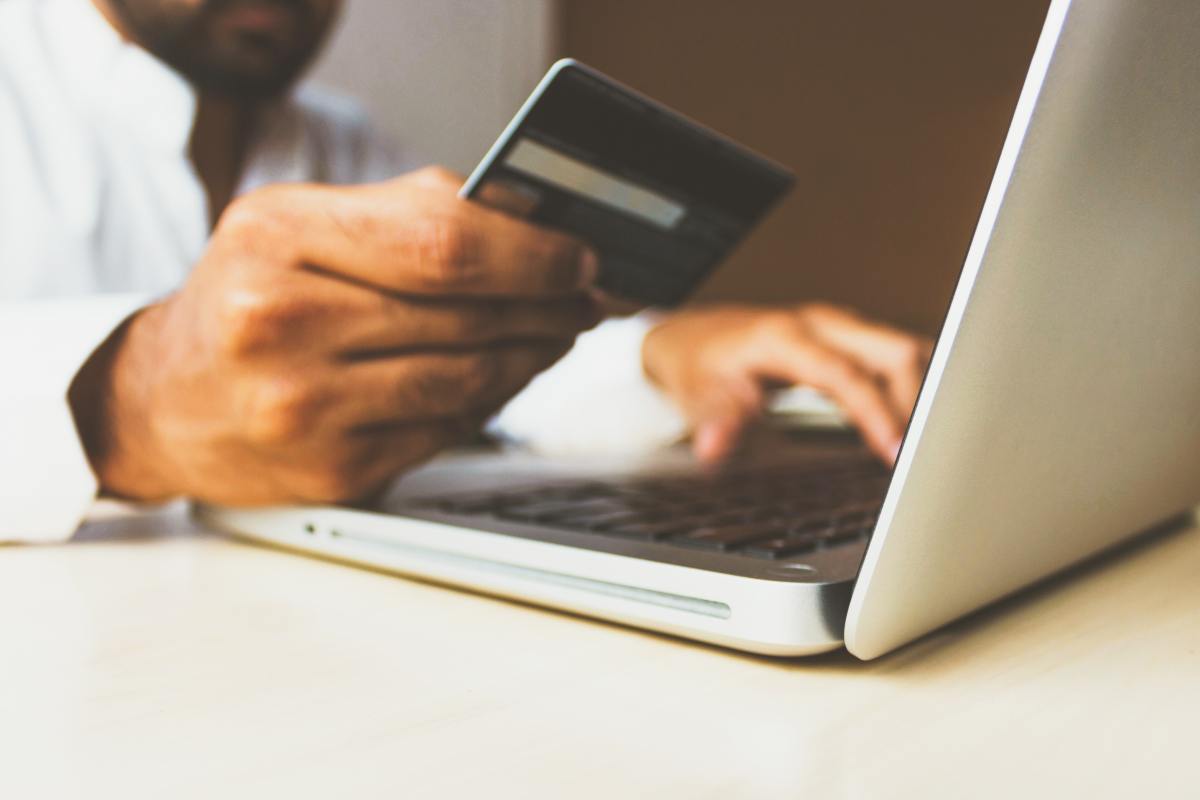 Como economizar com o cartão de crédito sem cair em dívidas
