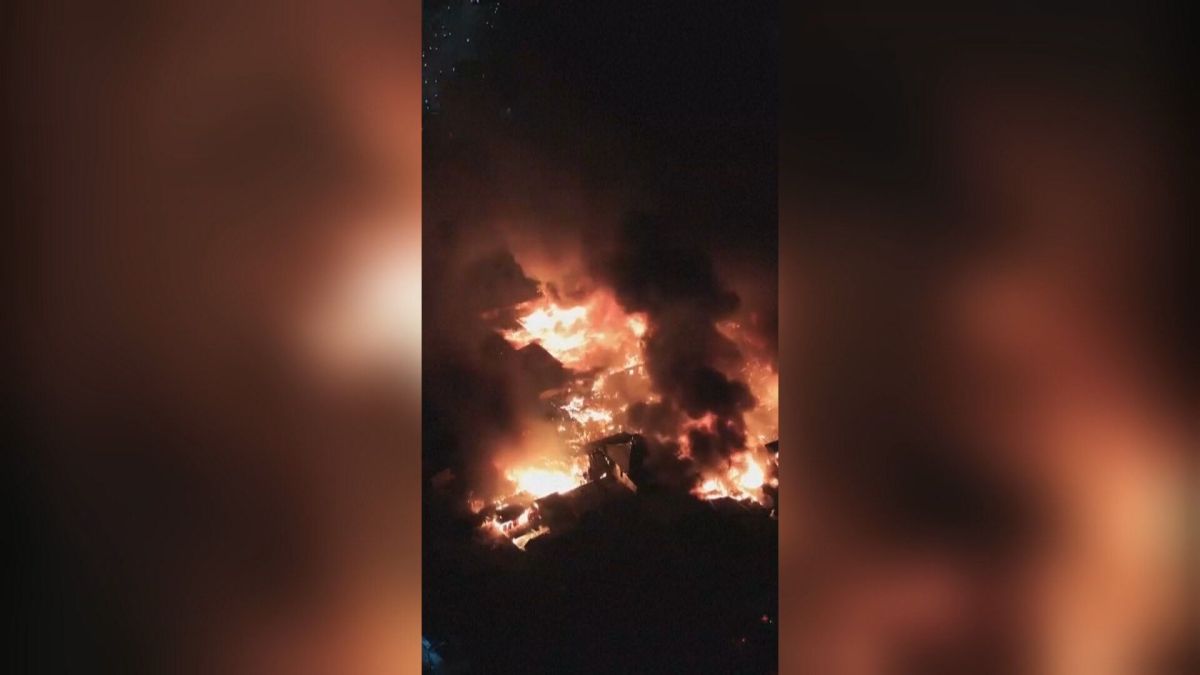 Incêndio atinge mercado na Indonésia e deixa ao menos três feridos