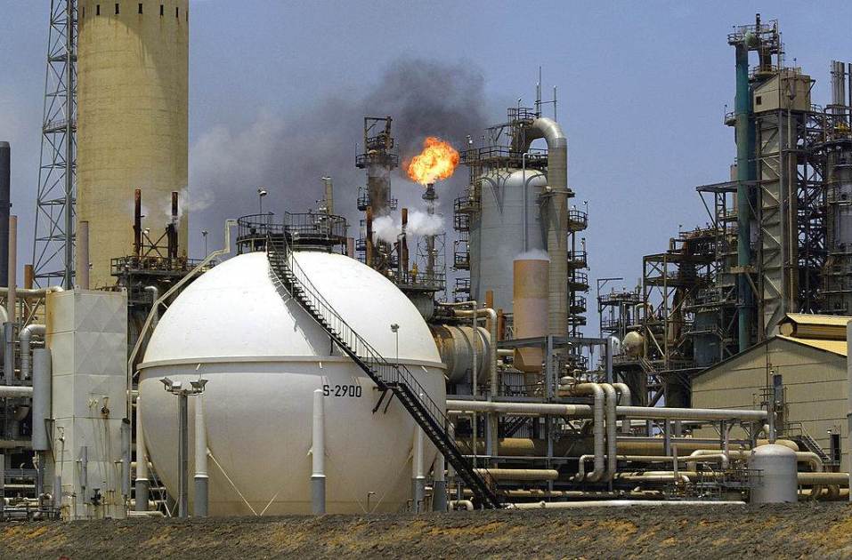 Maior refinaria da Venezuela é paralisada após queda de energia, diz fonte