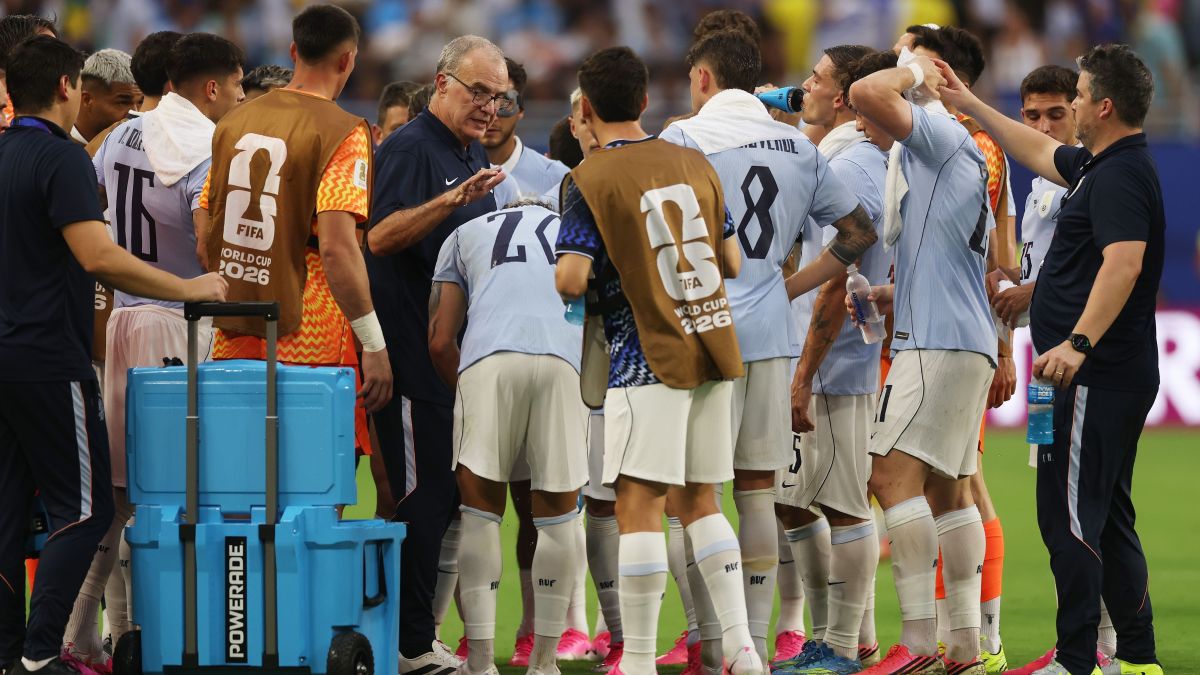 Marcelo Bielsa detona pausa para hidratação: “Altera concepção do futebol”