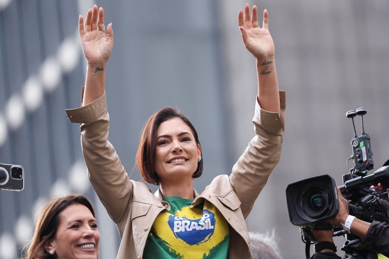 Michelle fala em “punhalada” e expõe atrito com Flávio Bolsonaro