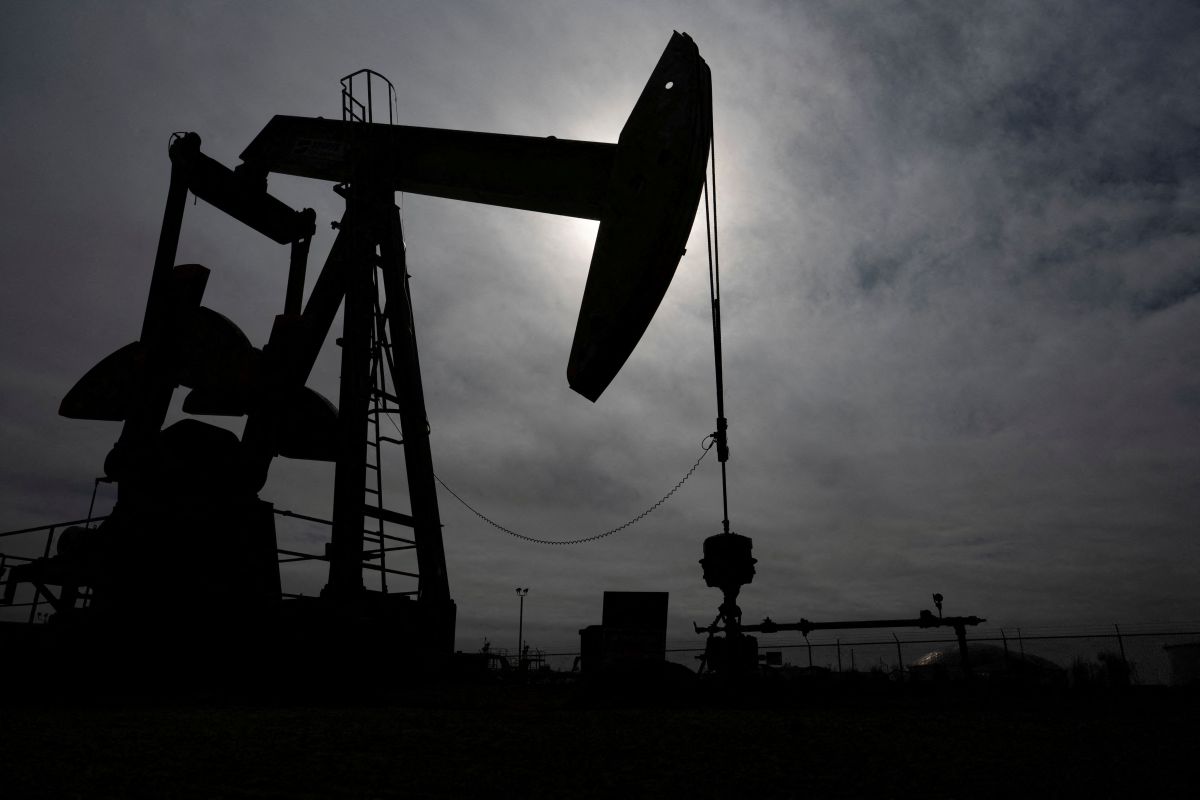 Petróleo retorna aos níveis pré-guerra com recuperação em Ormuz
