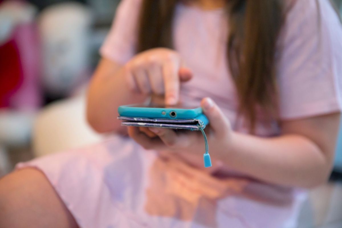 Proibição de celular na escola tem efeito surpreendente, diz estudo