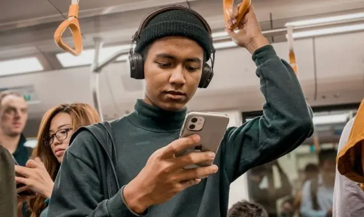 A geração Z quer desligar: Por que os jovens estão cansados das redes sociais e dos celulares?