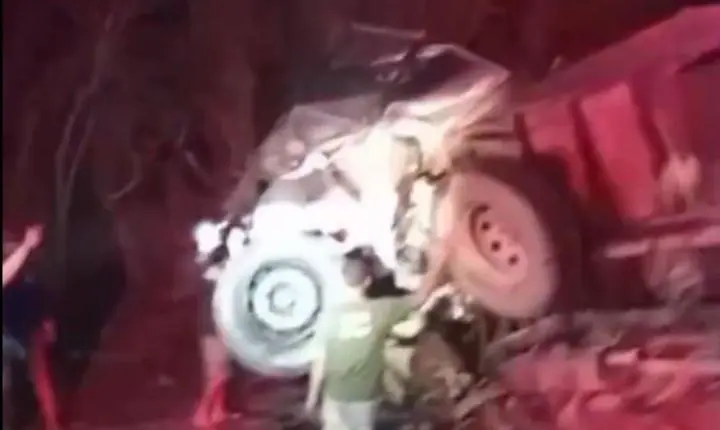 Acidente com caminhão e van na Bahia deixa 16 mortos; veja vídeo