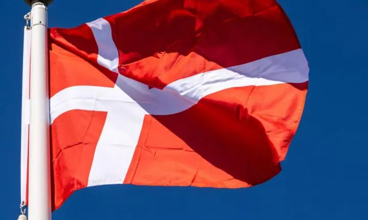 Acidente entre dois trens deixa feridos na Dinamarca