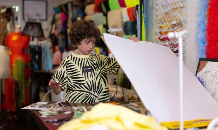 Aos 10 anos, estilista concilia escola e carreira nas Semanas de Moda