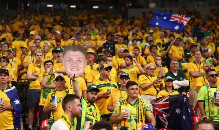 Após vitória na Copa, australianos celebram nas ruas de Melbourne; veja